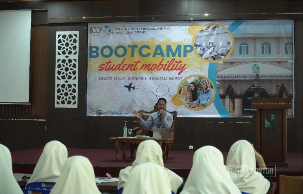 Peserta Bootcamp Student Mobility 3.0 sedang mengikuti pelatihan pembuatan CV dan motivation letter di Aula Istanbul Universitas Darussalam Gontor, dengan pembicara Al-Ustadz Faiz Rizki, M.Pd.