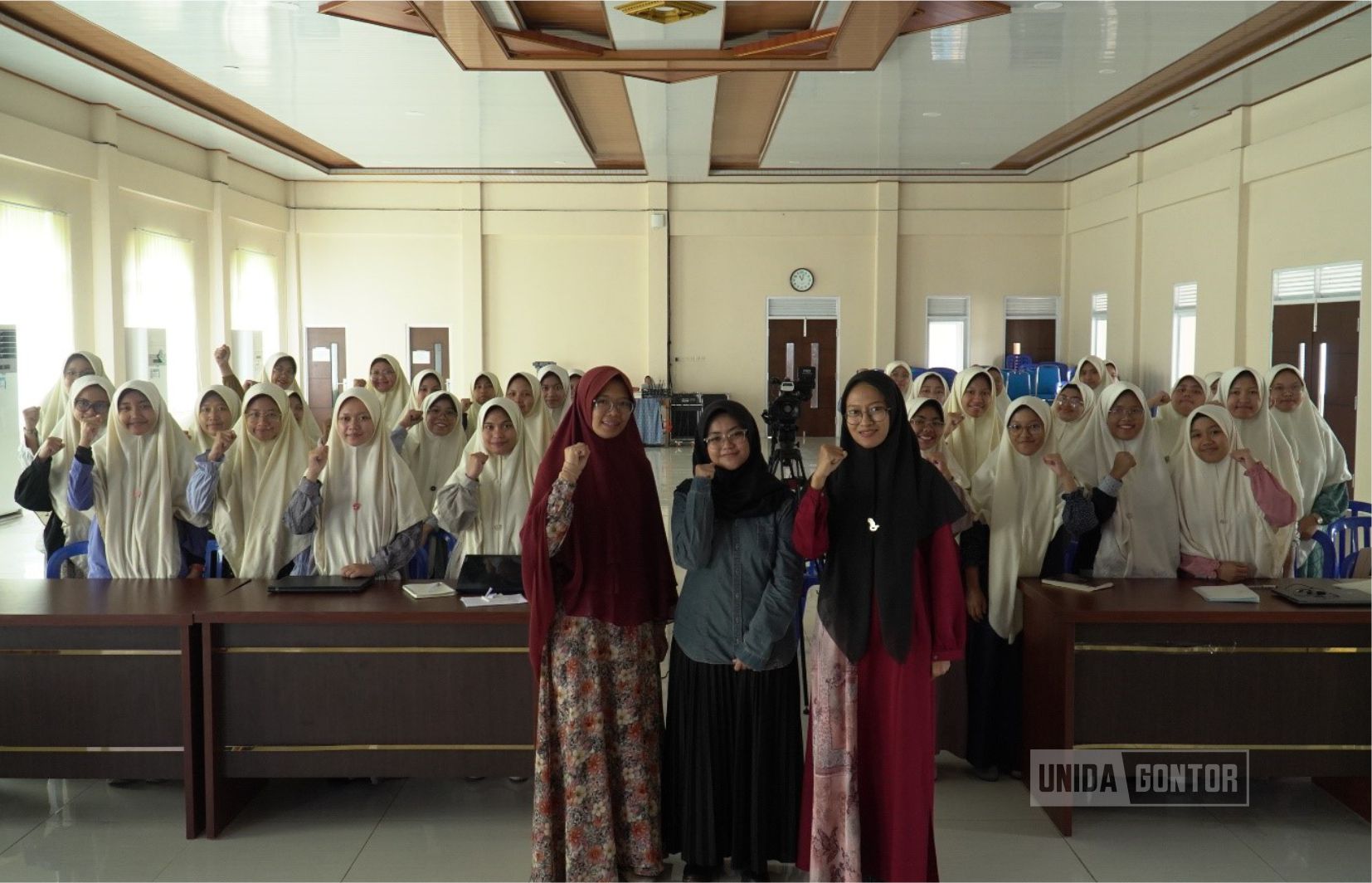 Peserta Bootcamp Student Mobility 3.0 sedang mengikuti pelatihan pembuatan CV dan motivation letter di Aula Istanbul Universitas Darussalam Gontor, dengan pembicara Al-Ustadz Faiz Rizki, M.Pd.