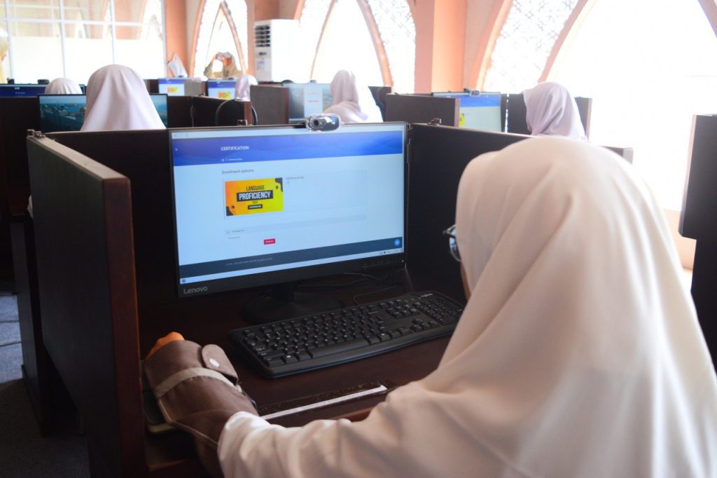 DPB Sosialisasikan UNIDA Gontor Melalui Tes Bahasa di Al-Ikhtibar