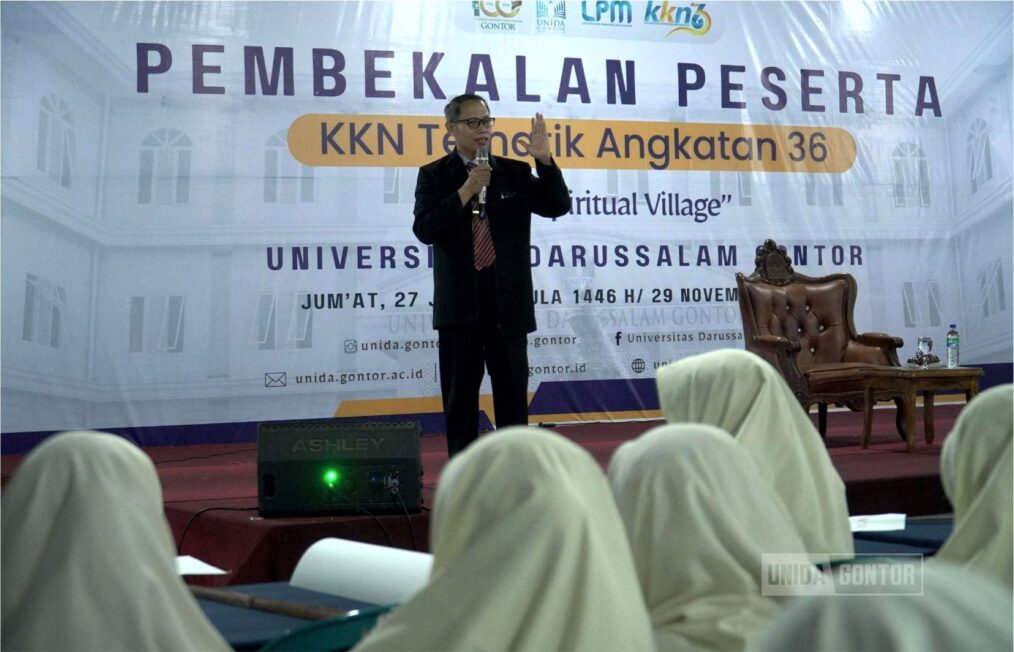 Mahasiswa UNIDA Gontor Kelas C mengikuti pembekalan KKN Tematik 36 bertema "Digital Spiritual Village" di Aula UNIDA Mantingan.