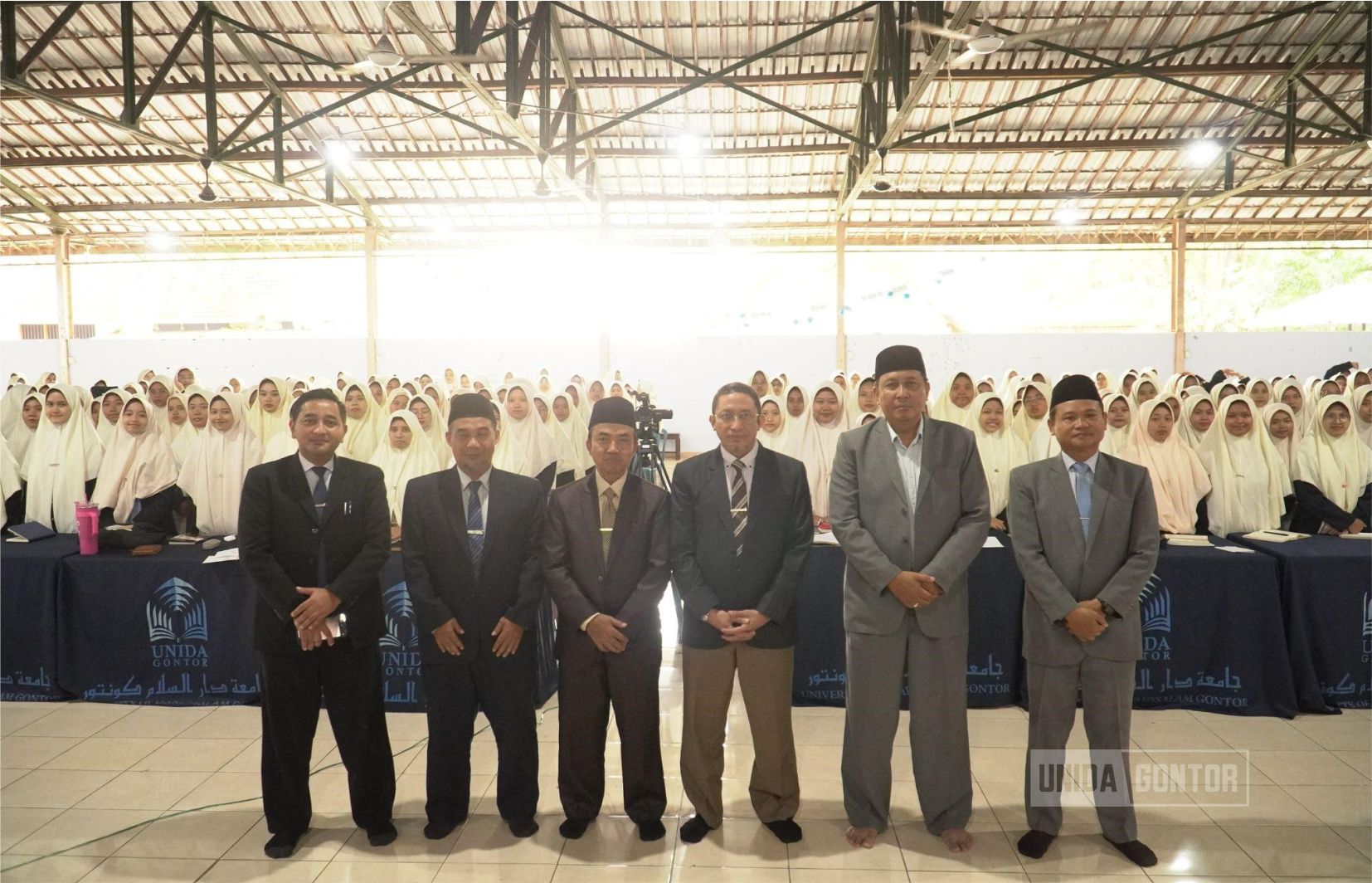 Mahasiswa UNIDA Gontor Kelas C mengikuti pembekalan KKN Tematik 36 bertema "Digital Spiritual Village" di Aula UNIDA Mantingan.