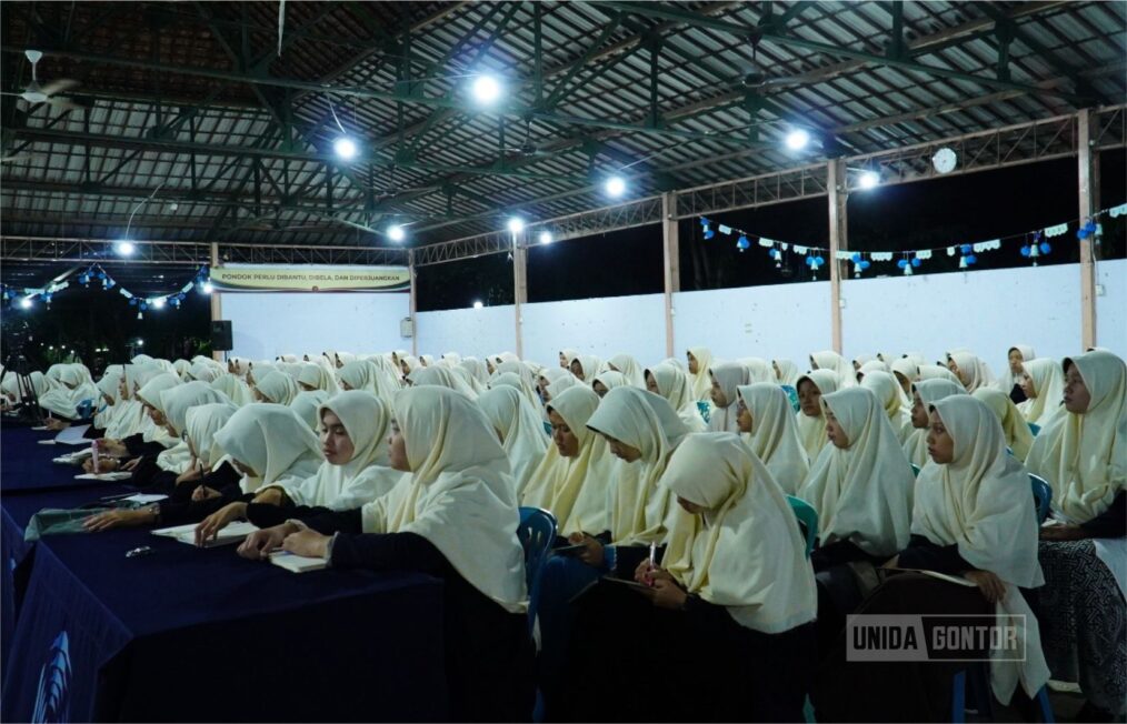 Peserta Latihan Dasar Kepemimpinan 2024 Universitas Darussalam Gontor Kelas C sedang mengikuti permainan outbound dalam suasana penuh semangat, dengan aktivitas seperti senam pagi, permainan kelompok, dan river tubing.