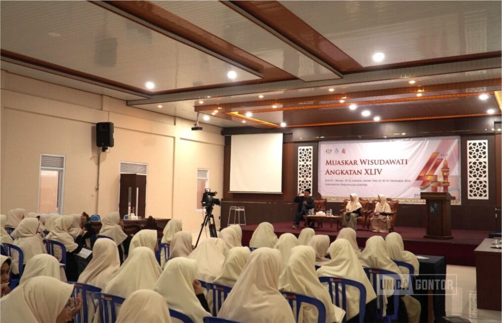 Calon wisudawati Angkatan 44 UNIDA Gontor Putri berfoto bersama dosen di depan Gedung Istanbul setelah mengikuti rangkaian Muaskar Wisudawati.