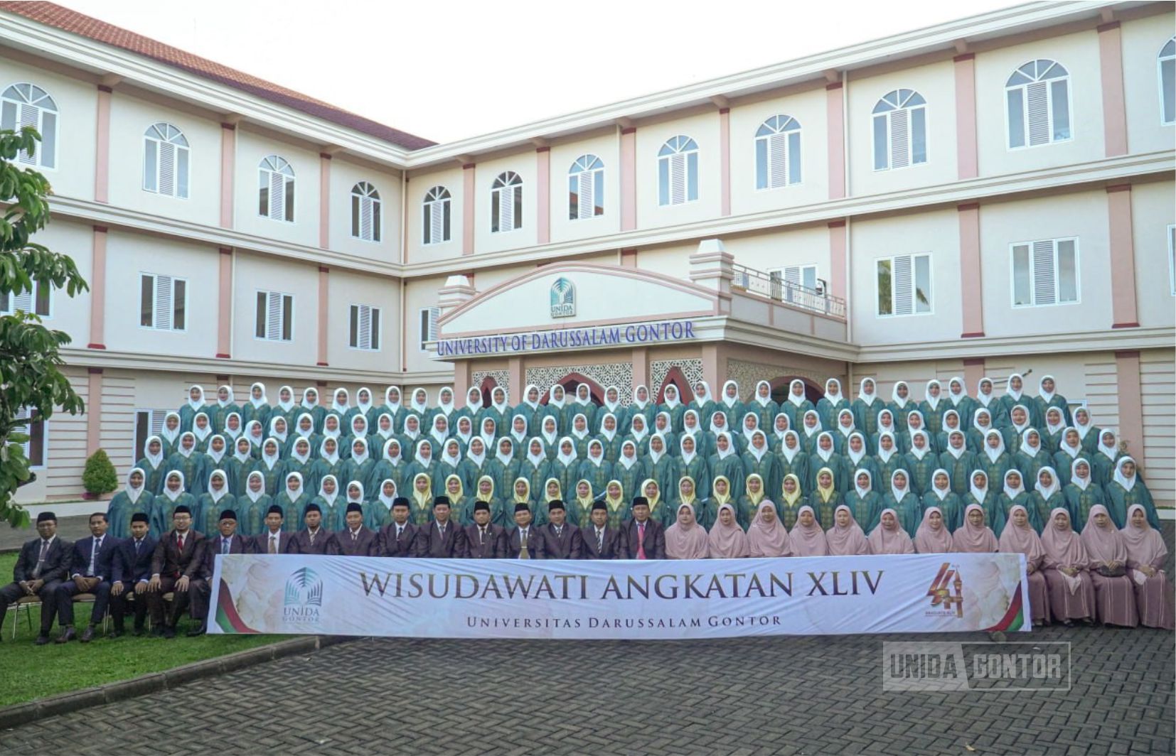 Calon wisudawati Angkatan 44 UNIDA Gontor Putri berfoto bersama dosen di depan Gedung Istanbul setelah mengikuti rangkaian Muaskar Wisudawati.