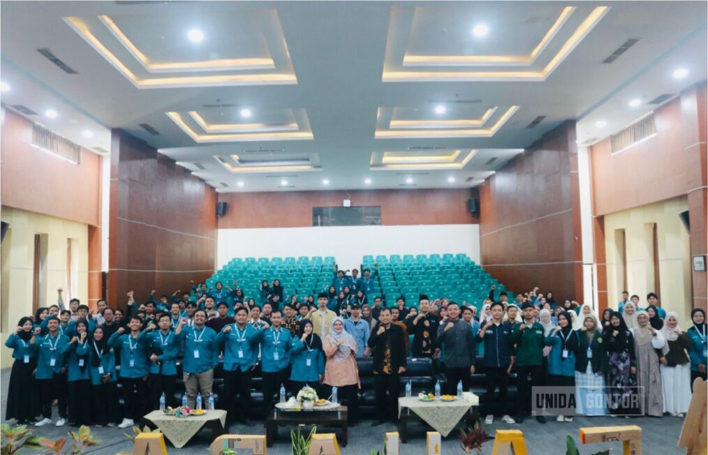 Delegasi UNIDA Gontor menerima trofi Juara Umum di ajang SAHARA 2025 di UIN Sunan Gunung Djati Bandung.