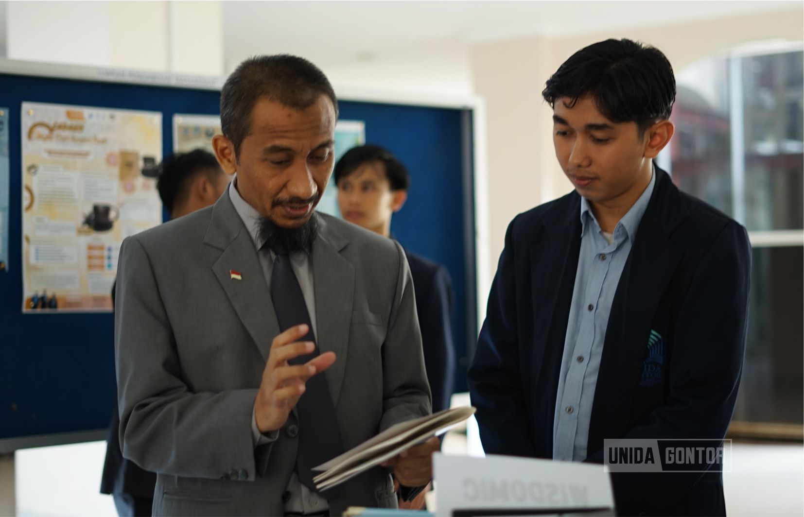 Seminar Hasil & Gelar Produk PKM Internal 2025 di UNIDA Gontor, menampilkan inovasi mahasiswa dalam berbagai bidang.