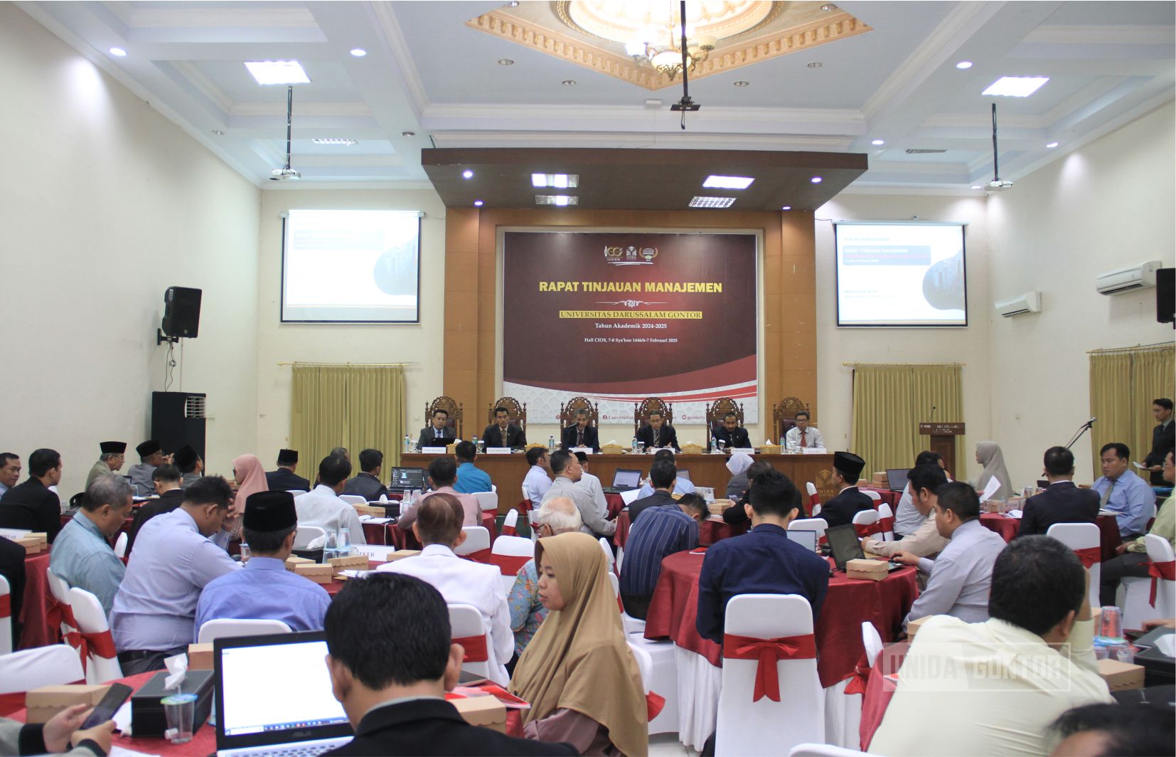 Rapat Tinjauan Manajemen (RTM) ke-6 UNIDA Gontor di Hall CIOS, dihadiri jajaran rektorat, senat universitas, dekan fakultas, dan direktur pascasarjana.