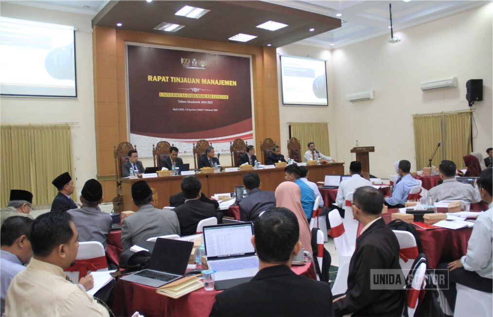 Rapat Tinjauan Manajemen (RTM) ke-6 UNIDA Gontor di Hall CIOS, dihadiri jajaran rektorat, senat universitas, dekan fakultas, dan direktur pascasarjana.