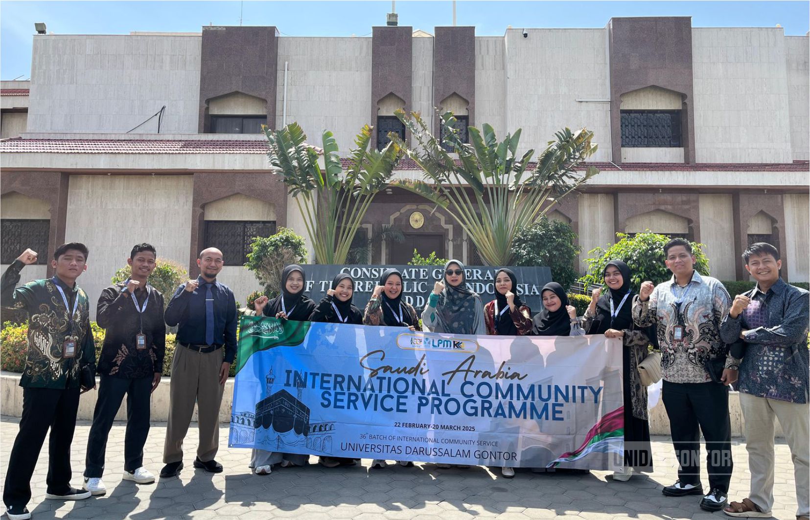 Pembukaan KKN Internasional UNIDA Gontor 2025 di KJRI Jeddah, dihadiri mahasiswa dan staf KJRI.