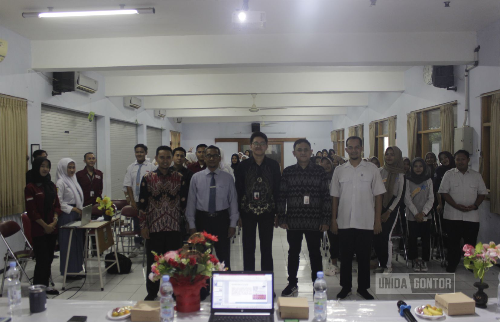 Seminar literasi keuangan syariah untuk pelajar SMA di Ponorogo oleh Fakultas Ekonomi dan Manajemen UNIDA Gontor bersama IDX dan OJK.