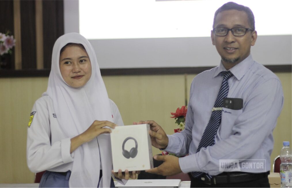 Seminar literasi keuangan syariah untuk pelajar SMA di Ponorogo oleh Fakultas Ekonomi dan Manajemen UNIDA Gontor bersama IDX dan OJK.