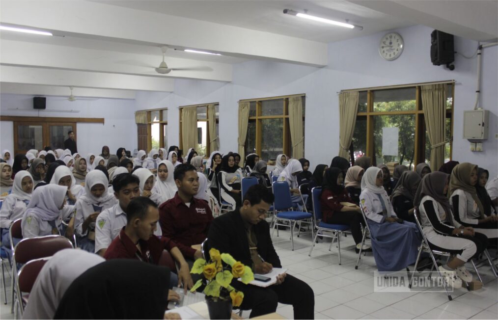 Seminar literasi keuangan syariah untuk pelajar SMA di Ponorogo oleh Fakultas Ekonomi dan Manajemen UNIDA Gontor bersama IDX dan OJK.