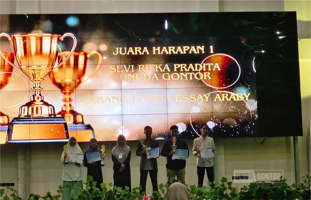 Mahasiswa UNIDA Gontor menerima penghargaan juara esai Bahasa Arab di Festival Bahasa Arab UIN Salatiga 2025.