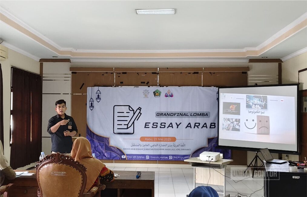 Mahasiswa UNIDA Gontor menerima penghargaan juara esai Bahasa Arab di Festival Bahasa Arab UIN Salatiga 2025.