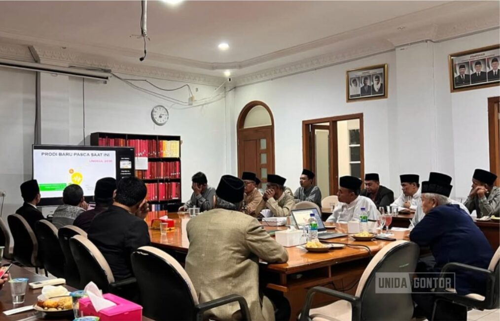 Silaturahmi dosen Pascasarjana UNIDA Gontor saat pembagian jadwal perkuliahan semester baru di ruang rapat perpustakaan.