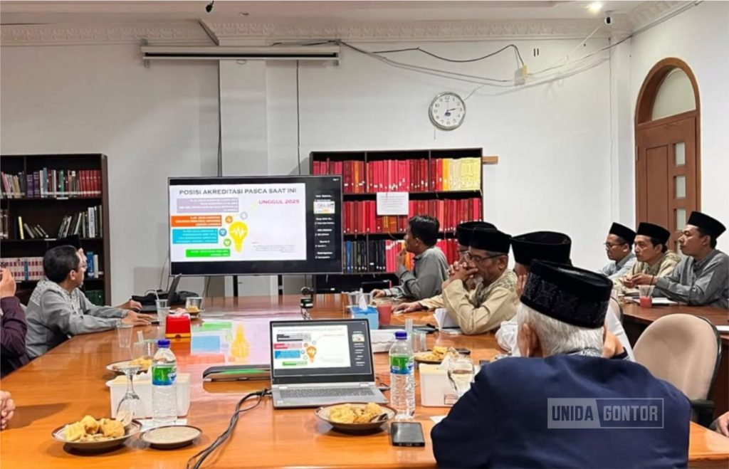 Silaturahmi dosen Pascasarjana UNIDA Gontor saat pembagian jadwal perkuliahan semester baru di ruang rapat perpustakaan.