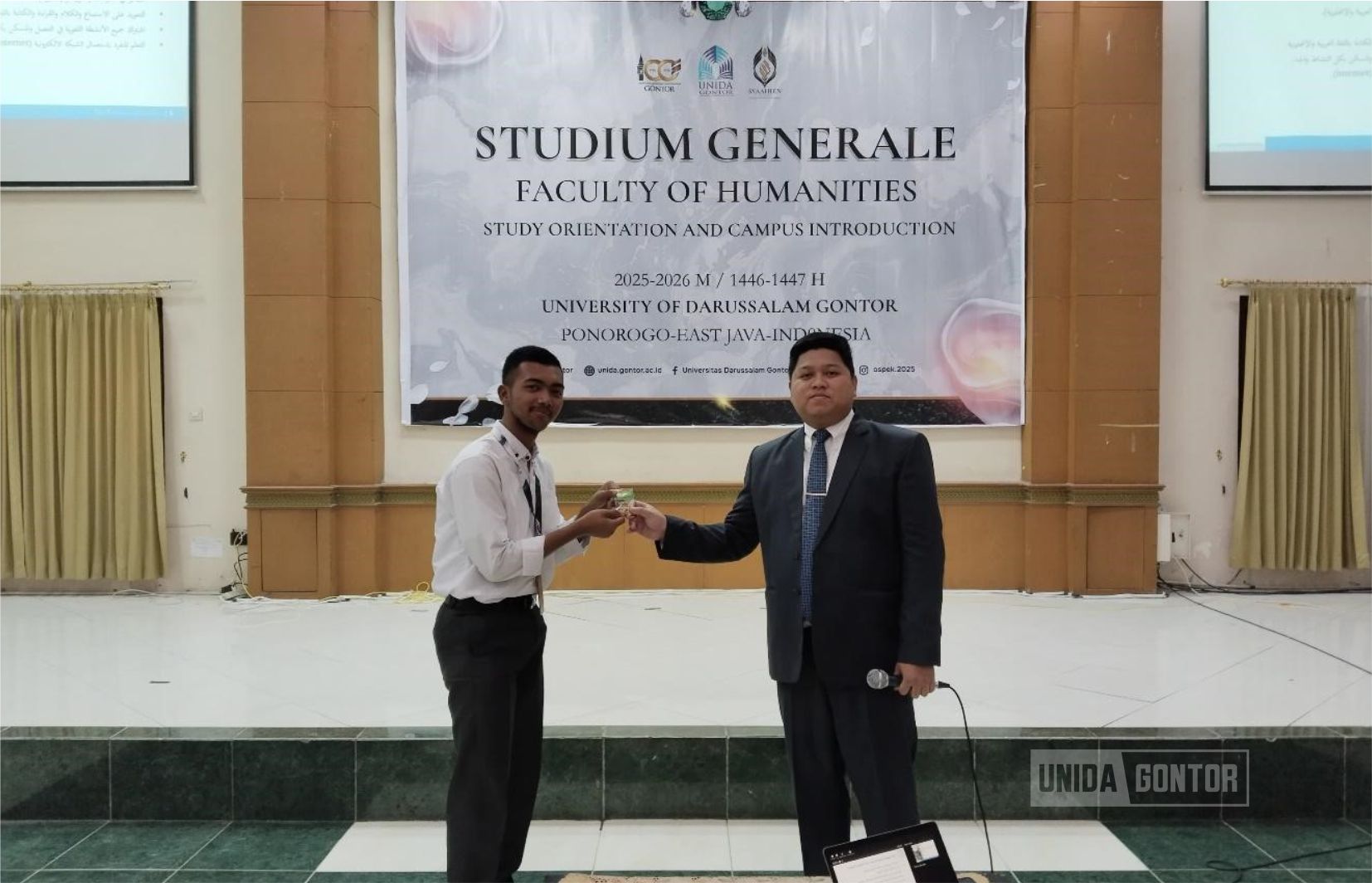 Mahasiswa baru Fakultas Humaniora UNIDA Gontor mengikuti OSPEK 2025 di Hall CIOS