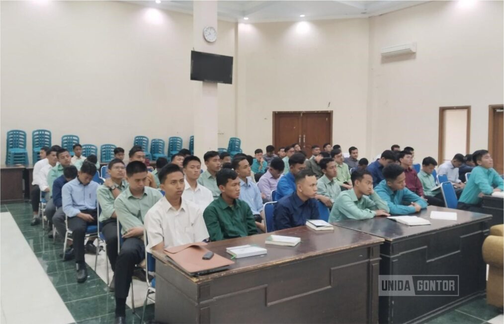 Mahasiswa baru Fakultas Humaniora UNIDA Gontor mengikuti OSPEK 2025 di Hall CIOS
