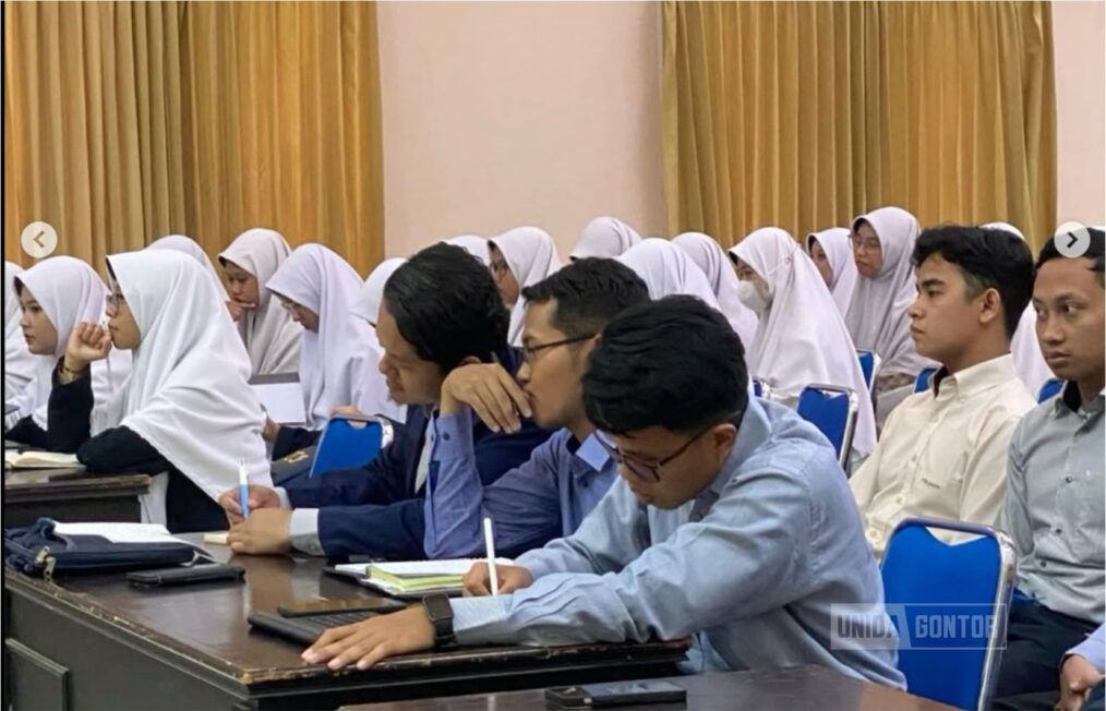 Mahasiswa baru Program Magister Aqidah dan Filsafat Islam UNIDA Gontor mengikuti kegiatan orientasi di aula kampus.