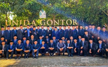 Mahasiswa Pascasarjana UNIDA Gontor mengikuti Apel Tahunan Khutbatu-l-‘Arsy di halaman kampus