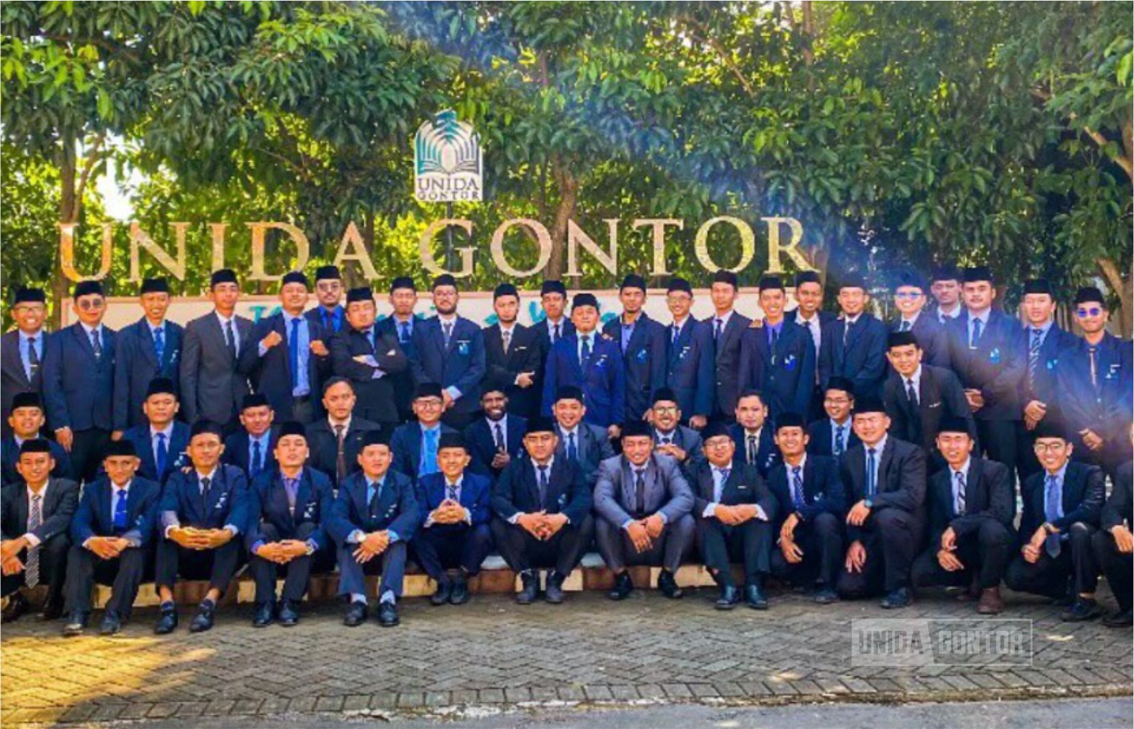 Mahasiswa Pascasarjana UNIDA Gontor mengikuti Apel Tahunan Khutbatu-l-‘Arsy di halaman kampus