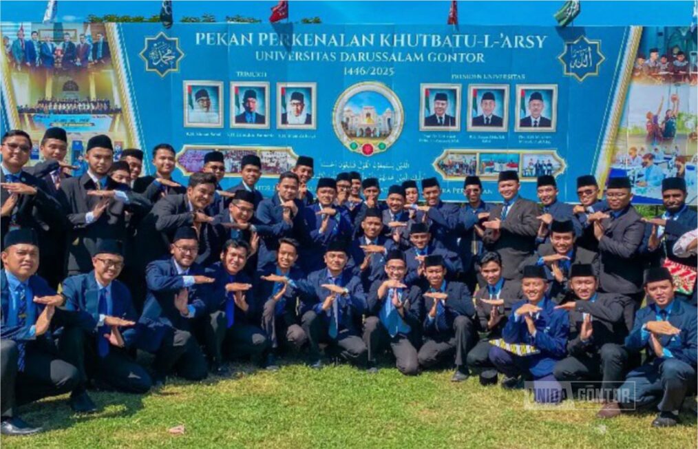 Mahasiswa Pascasarjana UNIDA Gontor mengikuti Apel Tahunan Khutbatu-l-‘Arsy di halaman kampus