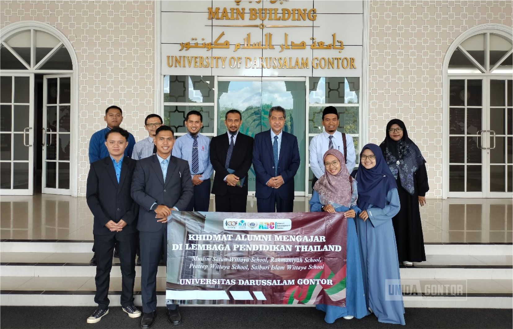 Empat alumni UNIDA Gontor foto bersama sebelum keberangkatan ke Thailand dalam program Khidmah Alumni Mengajar.