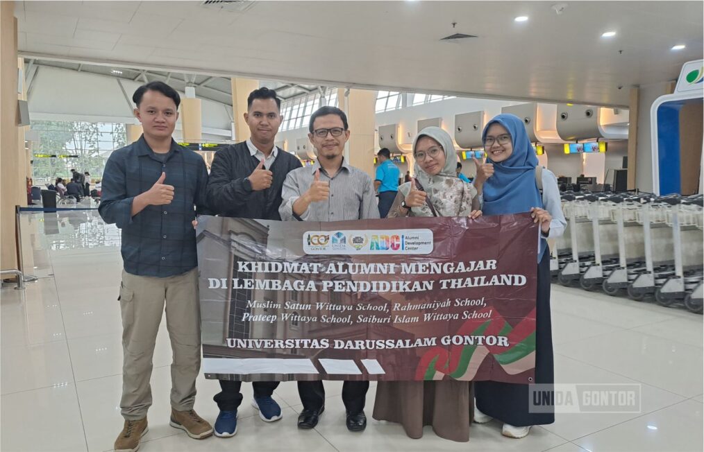 Empat alumni UNIDA Gontor foto bersama sebelum keberangkatan ke Thailand dalam program Khidmah Alumni Mengajar.