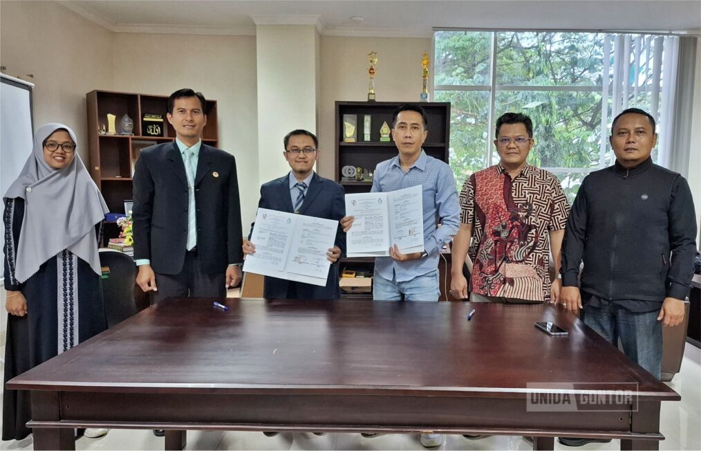 Penandatanganan kerja sama Fakultas Syariah UNIDA Gontor dengan CV. Najaha di Kantor Dekan