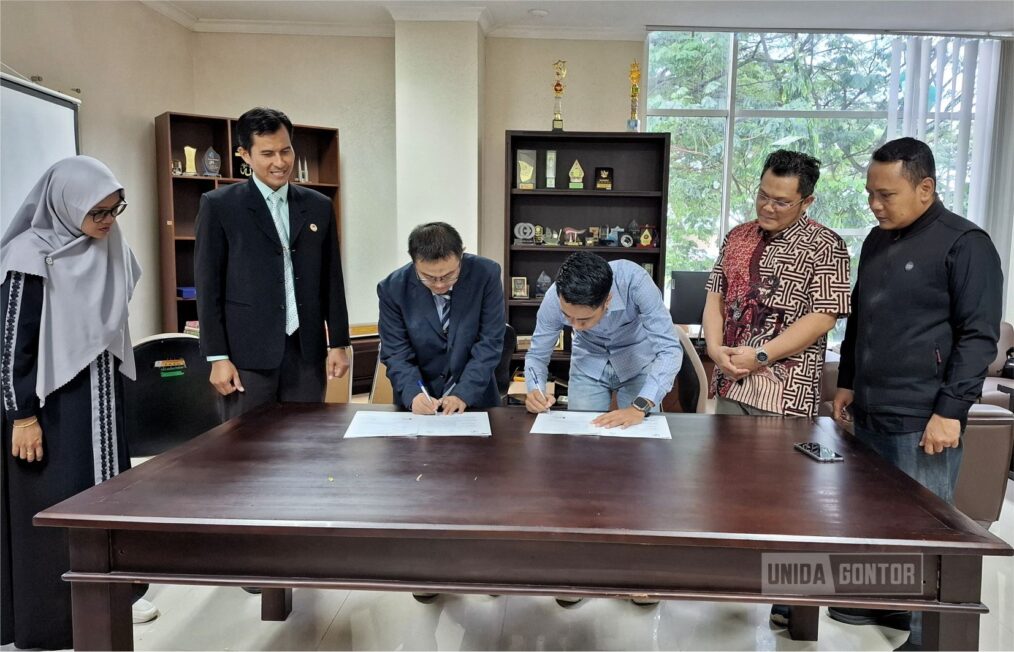 Penandatanganan kerja sama Fakultas Syariah UNIDA Gontor dengan CV. Najaha di Kantor Dekan