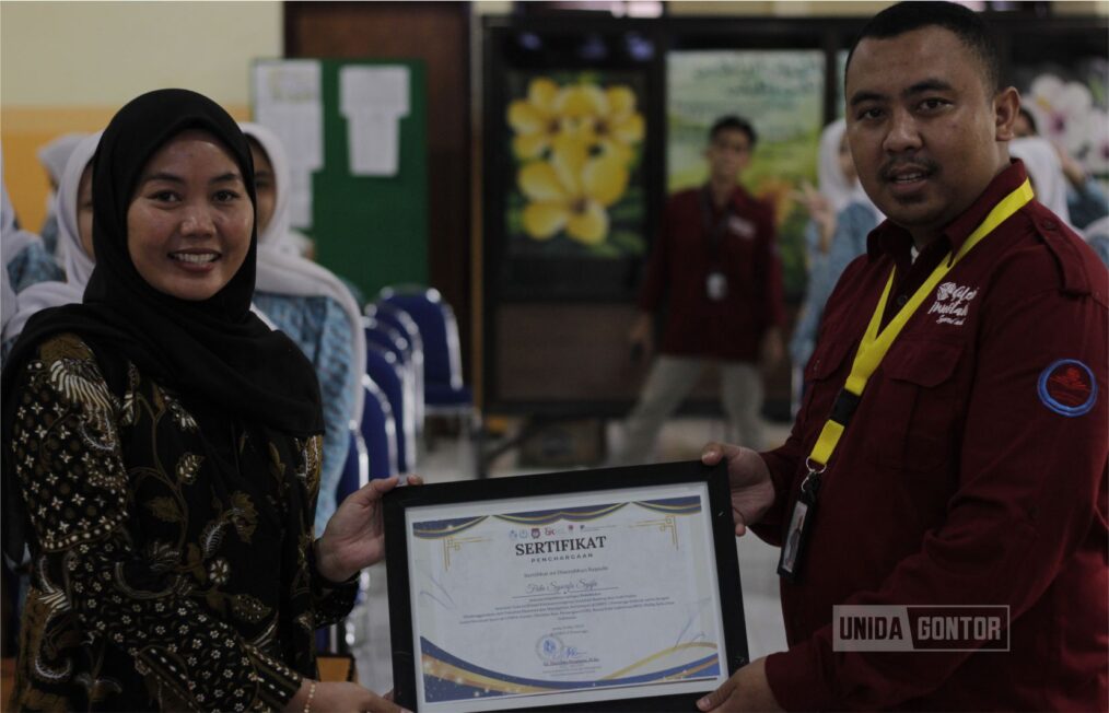 Seminar literasi keuangan syariah untuk pelajar SMA di Ponorogo oleh Fakultas Ekonomi dan Manajemen UNIDA Gontor bersama IDX dan OJK.