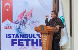 Rektor UNIDA Gontor Prof. Hamid Fahmy Zarkasyi saat menjadi pembicara dalam seminar Penaklukan Konstantinopel di Jakarta