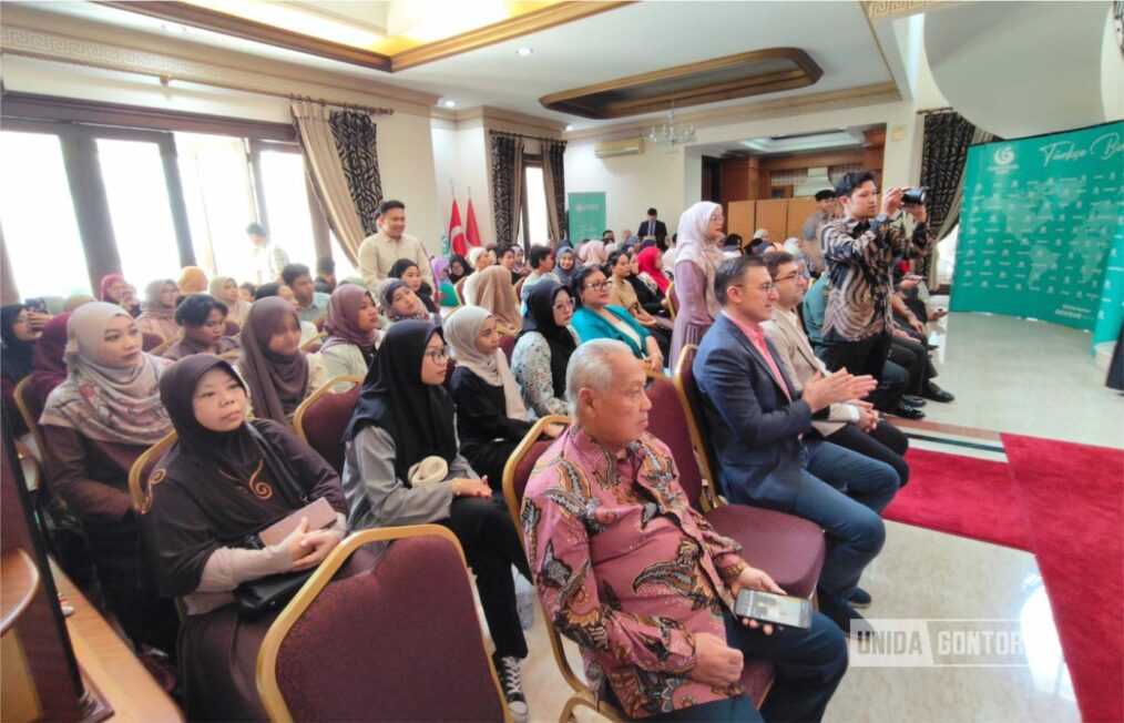 Rektor UNIDA Gontor Prof. Hamid Fahmy Zarkasyi saat menjadi pembicara dalam seminar Penaklukan Konstantinopel di Jakarta