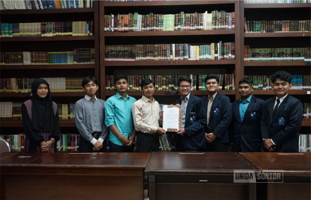 Penandatanganan MoU antara Youth SDGs Center dan HMP-HI UNIDA Gontor di Perpustakaan CIOS