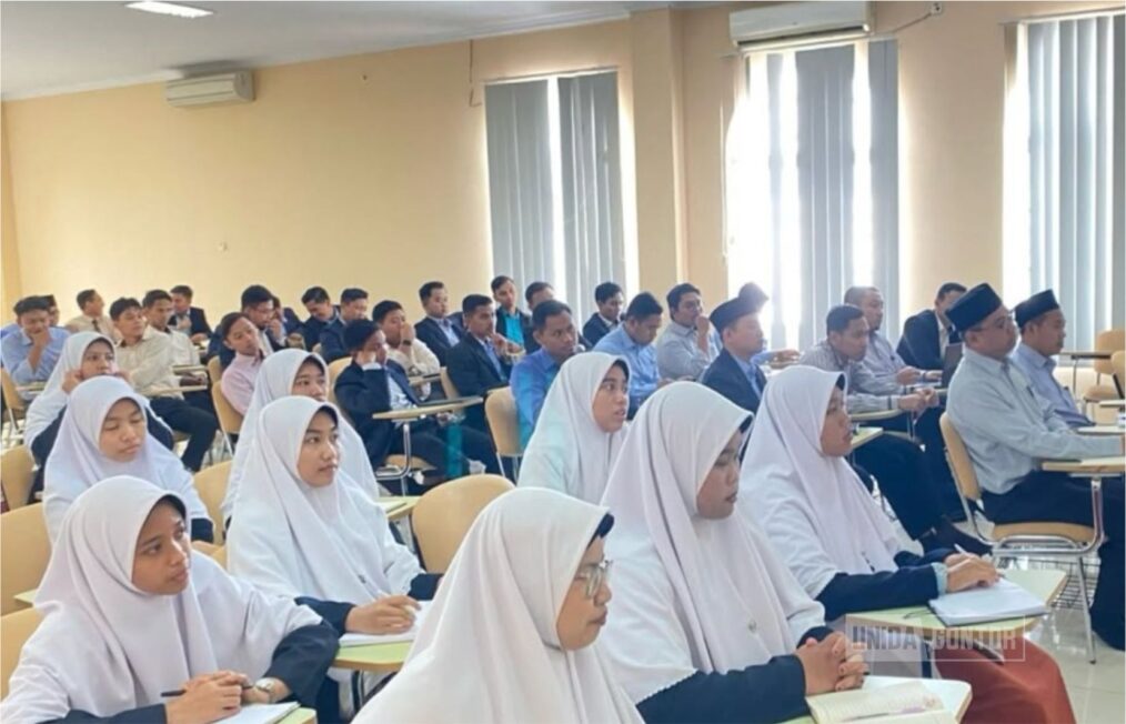 Mahasiswa baru Magister Hukum Ekonomi Syariah UNIDA Gontor mengikuti orientasi perkuliahan bersama dosen pengampu.