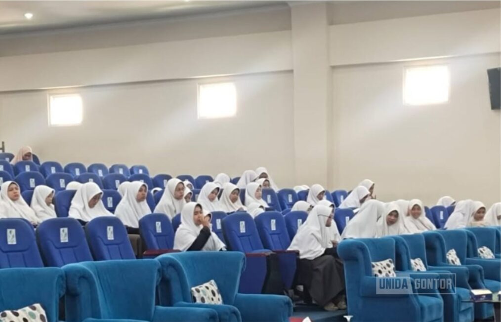Mahasiswa baru mengikuti orientasi Magister PBA dan PAI Pascasarjana UNIDA Gontor di aula utama kampus.