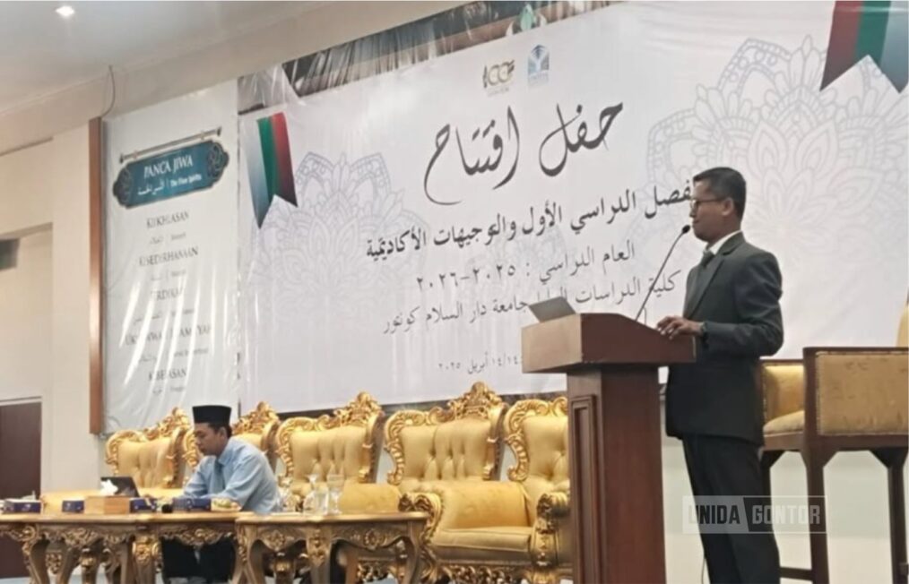 Mahasiswa baru mengikuti orientasi Magister PBA dan PAI Pascasarjana UNIDA Gontor di aula utama kampus.