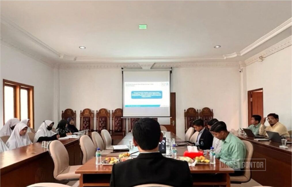 Mahasiswa baru Magister Ilmu Al-Qur’an dan Tafsir UNIDA Gontor mengikuti orientasi akademik di ruang pertemuan kampus dengan antusias.