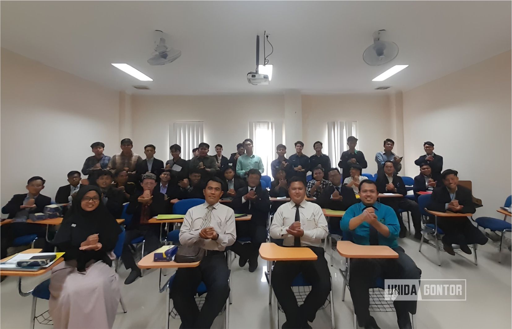 Tiga mahasiswa Fakultas Syariah UNIDA Gontor presentasi proposal skripsi di ruang seminar Gedung Terpadu lantai 4.
