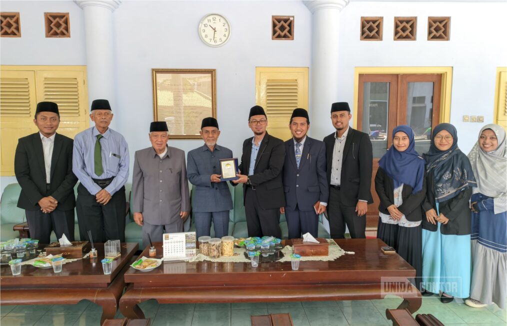 Rombongan Prodi PBA UMP kunjungi UNIDA Gontor untuk benchmarking dan visiting lecturer, disambut pimpinan pondok dan dekanat fakultas.