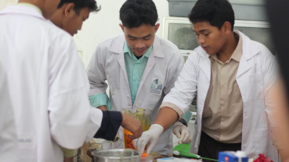 Mahasiswa UNIDA Gontor praktik membuat ice cream buah di Laboratorium Terpadu