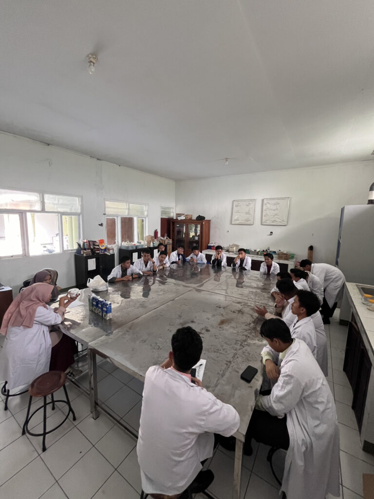 Mahasiswa UNIDA Gontor praktik membuat yogurt di laboratorium terpadu