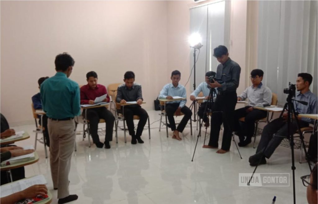 Taking Video untuk Pembelajaran Model Diskusi Seven Jump Direktorat Islamisasi Ilmu Pengetahuan UNIDA Gontor