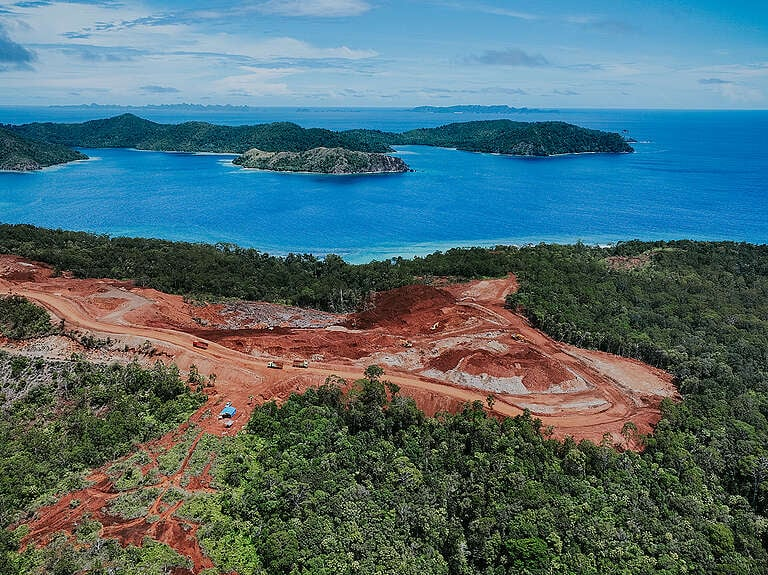 Tambang nikel mengancam kelestarian alam Raja Ampat dan keberlangsungan ekosistem pesisir.