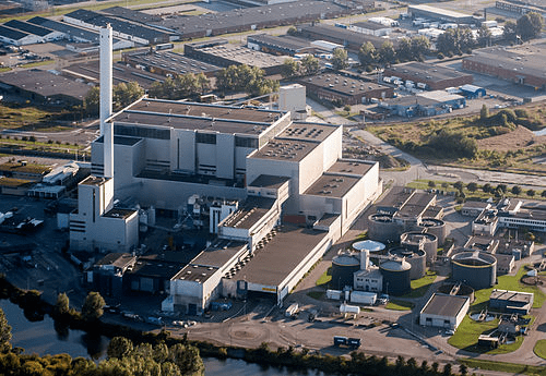 Swedia mengimpor sampah dari luar negeri untuk diolah menjadi energi melalui teknologi waste-to-energy