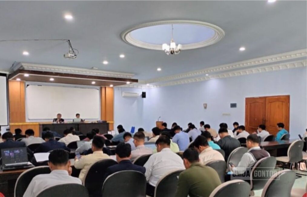 Mahasiswa Pascasarjana UNIDA Gontor membaca buku Khutbatu-l-‘Arsy dalam suasana serius dan khidmat di ruang pertemuan kampus.