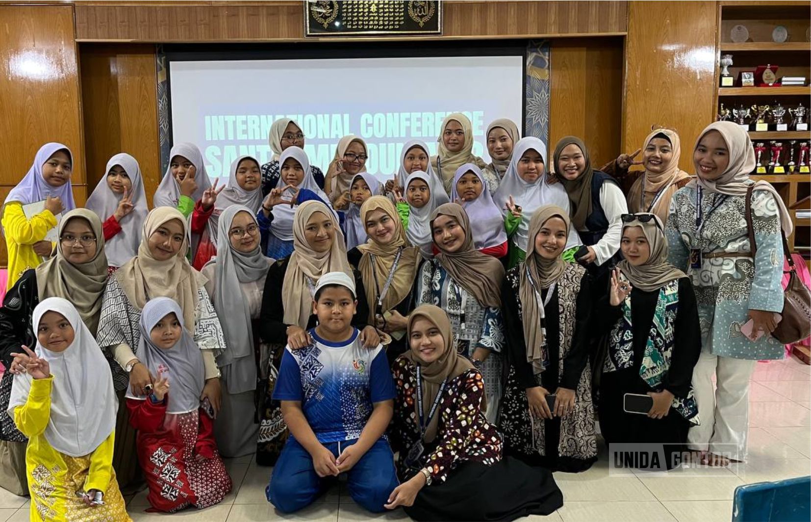 Delegasi mahasiswi UNIDA Gontor dalam Konferensi Internasional Santri Mendunia 2025 di Singapura, Malaysia, dan Thailand