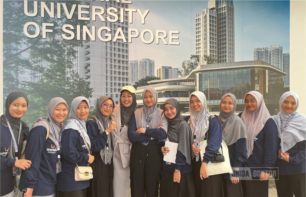 Delegasi mahasiswi UNIDA Gontor dalam Konferensi Internasional Santri Mendunia 2025 di Singapura, Malaysia, dan Thailand