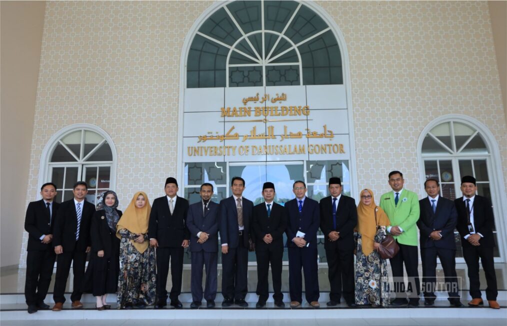 Penandatanganan MoU antara UNIDA Gontor dan UBHI di kampus UNIDA Gontor