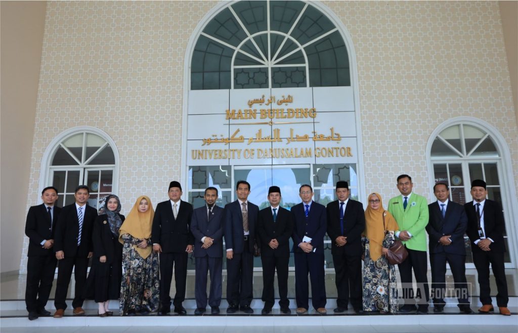 Penandatanganan MoU antara UNIDA Gontor dan UBHI di kampus UNIDA Gontor